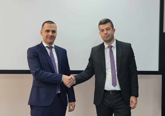 Районният прокурор на Пловдив Петър Петров (вдясно) поздрави новия си заместник Димитър Пехливанов.