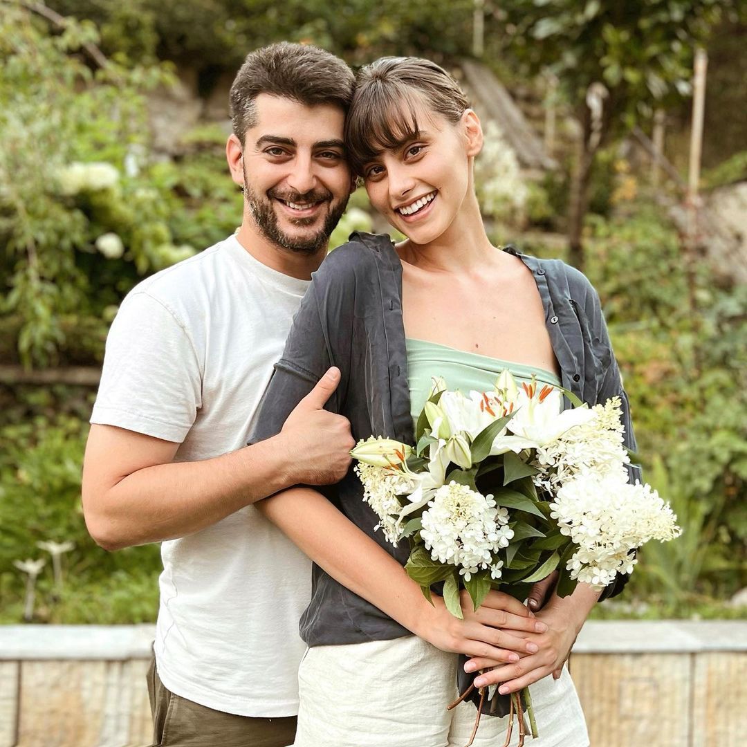 Сашо Кадиев и годеницата му вдигат малка сватба - само с най-близките