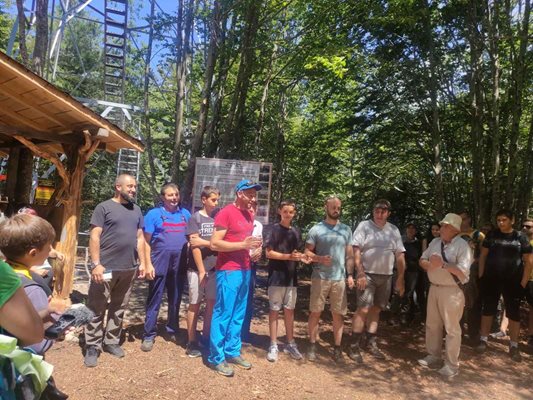 В подножието на вишката в село Могилица.