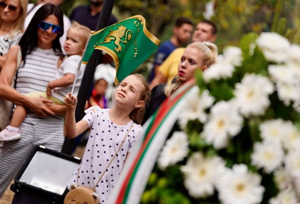 Големи и малки се включиха в честванията в цялата страна.