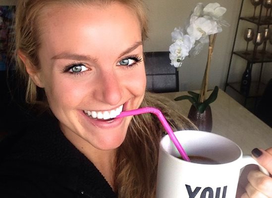Американската блогърка Джесика Карол препоръчва на читателите си да пият кафето си със сламка.
