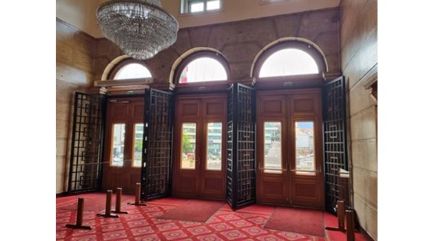 Железните врати, които бяха поставени на входа на парламента