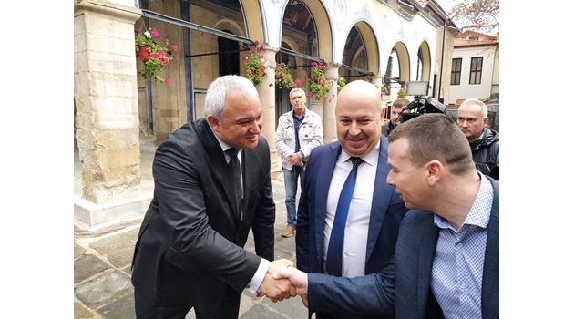 Вътрешният министър Иван Демерджиев дойде на панихида за жертвите на пътя в Пловдив.