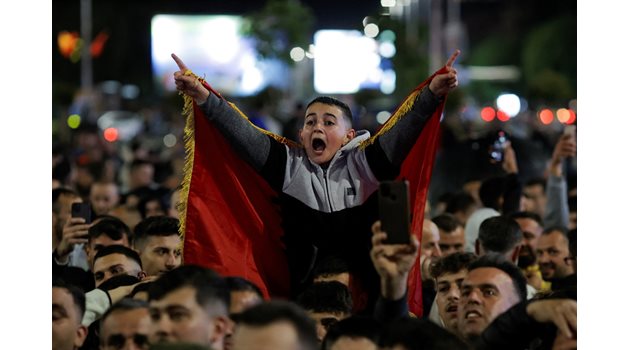 Поддръжници на етническата албанска коалиция, водени от формацията ВЛЕН, празнуват резултатите от изборите в Тетово.
СНИМКА: РОЙТЕРС