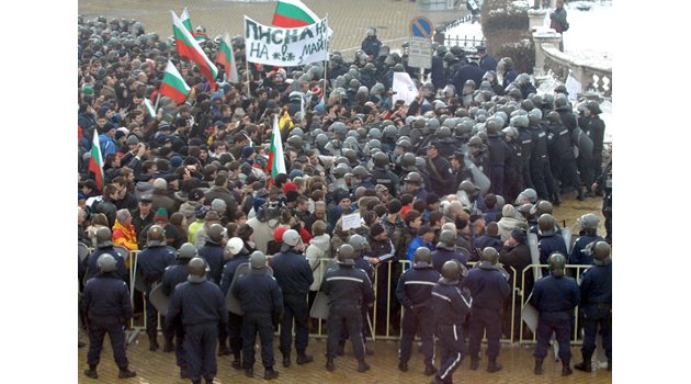 Три хиляди се събраха на протест пред парламента на 14 януари 2009 г. Събраха се през фейсбук с възвание като "кървавото писмо".
СНИМКА РУМЯНА ТОНЕВА