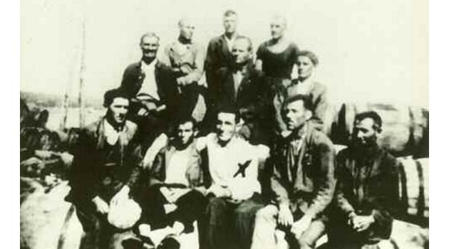 Леон Таджер (с бялата блуза с хикс на нея) сред работници от Русенското пристанище, преди саботажа през 1941 г.
