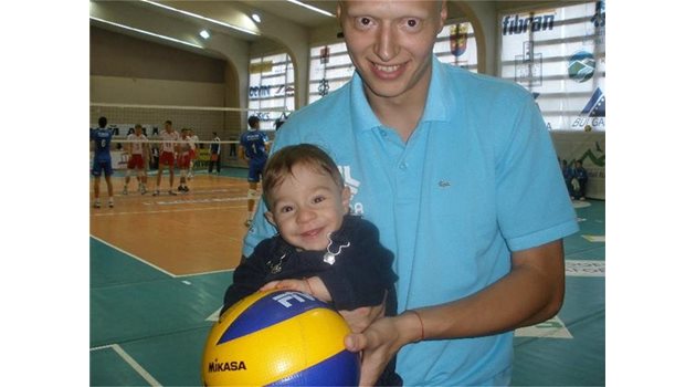 НАСЛЕДНИК: Малкият Жоро вече познава добре волейболната зала и топката. 