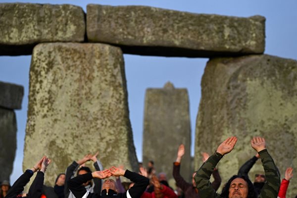 Хиляди посрещнаха юнското слънцестоене край каменния кръг в Стоунхендж, Великобритания
Снимка: Ройтерс