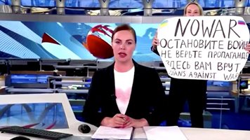Москва наложи домашен арест на журналистката Марина Овсянникова, която се противопостави на войната в Украйна