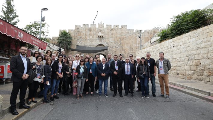 Участниците в 17-ата среща на българските медии, която се състоя в Йерусалим и Тел Авив, позират за спомен.
