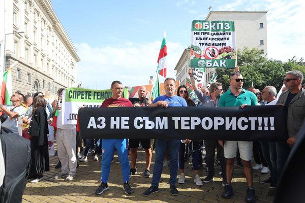 Протестите на миньорите и фермерите се засякоха пред сградата на Министерския съвет. 
СНИМКИ: РУМЯНА ТОНЕВА, НИКОЛАЙ ЛИТОВ