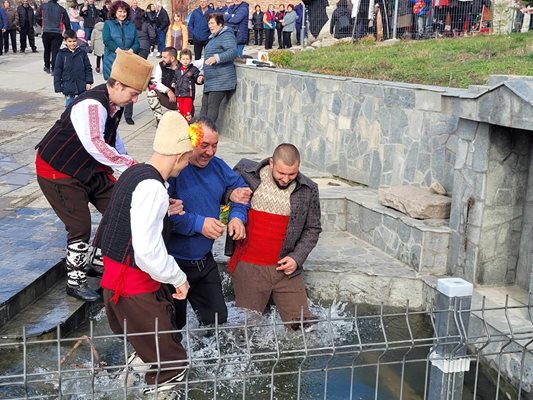 И местните управници бяха изкъпани със студена вода.