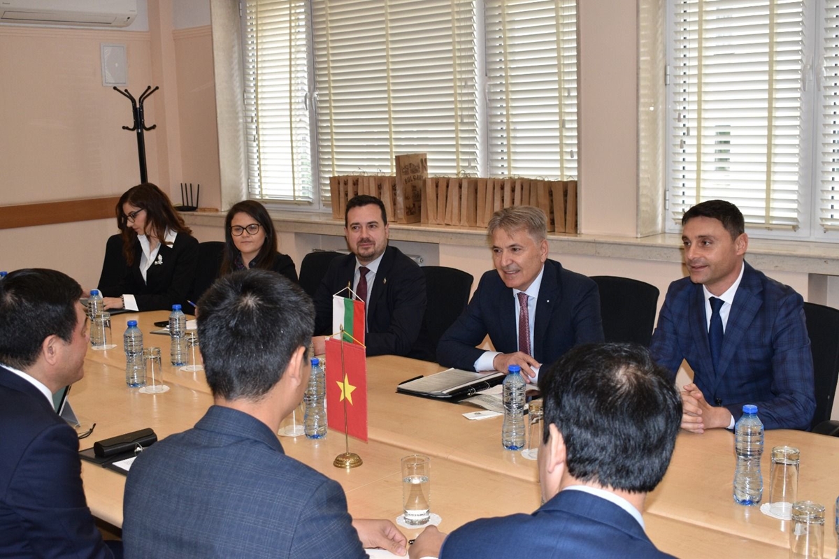 Министър Николов обсъди икономическите отношения с министъра на индустрията и търговията на СР Виетнам