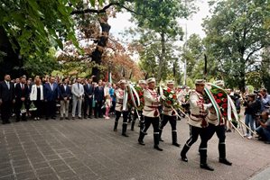 Разединени, всички политици призоваха: Съединението прави силата (Обзор)