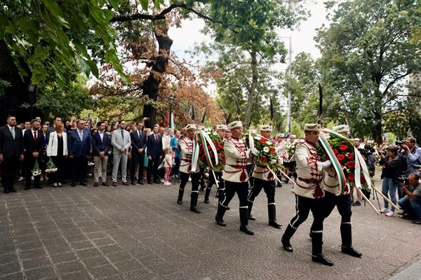 Кметът на столицата Васил Терзиев, общински съветници и депутати се включиха в честванията на Съединението в София пред мавзолея-костница на княз Александър Батенберг.

СНИМКИ: ПЛАМЕН КОДРОВ