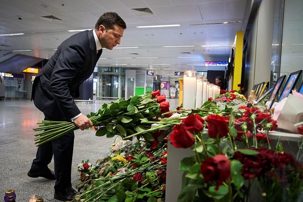 Бойна глава от ракета лежи сред отломките от самолета в Техеран (Обзор)