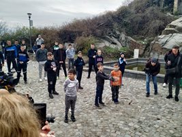 През декември в.г. Тервел Пулев събра пловдивски деца на Бунарджика, за да им покаже как се подготвя за двубоя  Дешон Уебстър. Снимки: 24 часа и Евгени Цветков
