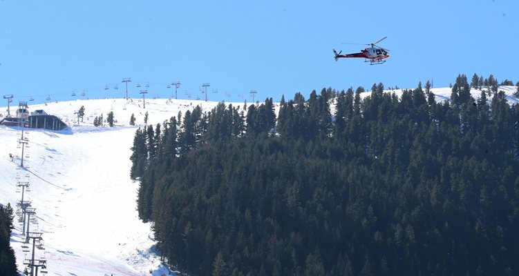 Пристигналият от Швейцария спасителен хеликоптер по време на пробния полет