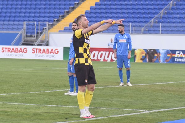 Атанас Илиев (вляво) от “Ботев” (Пд) се радва на “Герена”. Той вкара два гола, а през сезона - общо 4 срещу “Левски”. 
