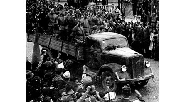 ПОСРЕЩАНЕ: Българи посрещат руски войници в трофеен германски камион “Опел”.