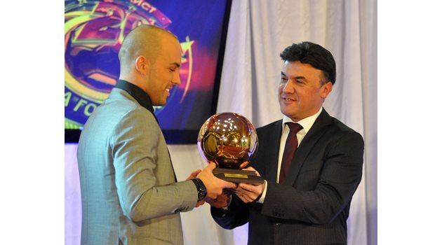 Ники Михайлов получава наградата си за футболист №1 на България за 2011 г. от баща си, президента на БФС Борислав Михайлов.