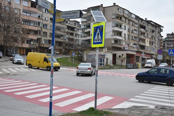 Допълнително обезопасиха кръстовище в Благоевград, където загина студентка.