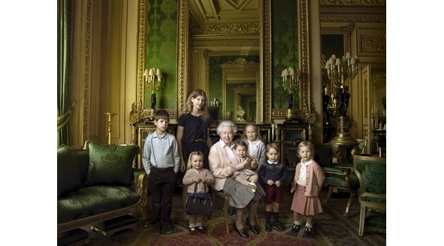 Елизабет ІІ с внуци и правнуци