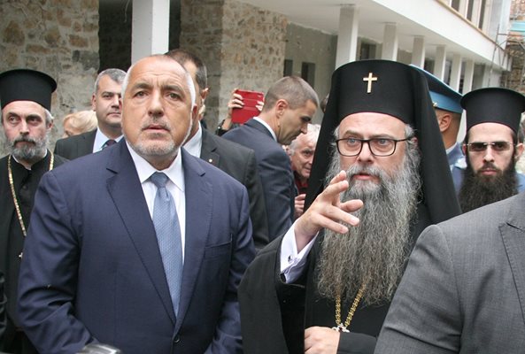 Премиерът Бойко Борисов и митрополит Николай разгледаха как се обновява манастирът и договориха още пари за ремонта му.