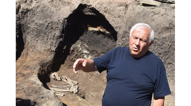 Чл.-кор Васил Николов обяснява какви находки са открити в Слатина. Зад него е гроб на мъж, разположен особено със свити крака.