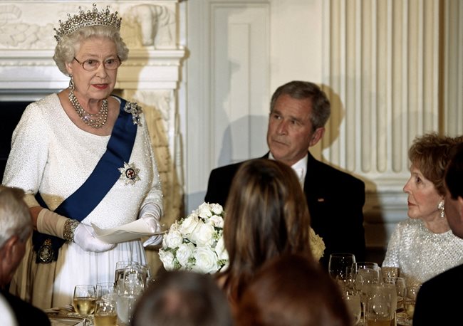 Кралица Елизабет II с бившия президент на САЩ Джордж Буш СНИМКА: Ройтерс