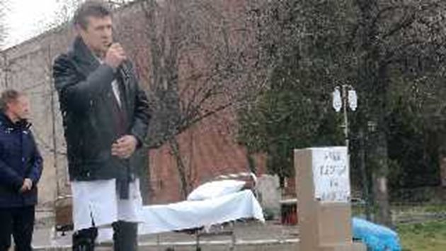 Д-р Неделчо Тотев подкрепи протеста на общинските болници преди седмица, заради влошеното им финансово състояние.