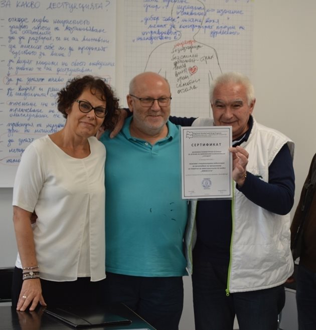 Полските терапевти Анна Швед и Анджей Майхер връчиха сертификат за преминато обучение за цялата клиника "Суходол" на нейния директор Владимир Николов.
