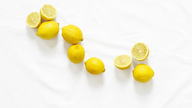 Използвайте лимон, за да предпазите косата от омазняване
