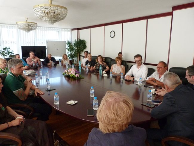 Актьорите от Народния театър от другата страна на конфликта се срещнаха с министърът на културата Кръстев