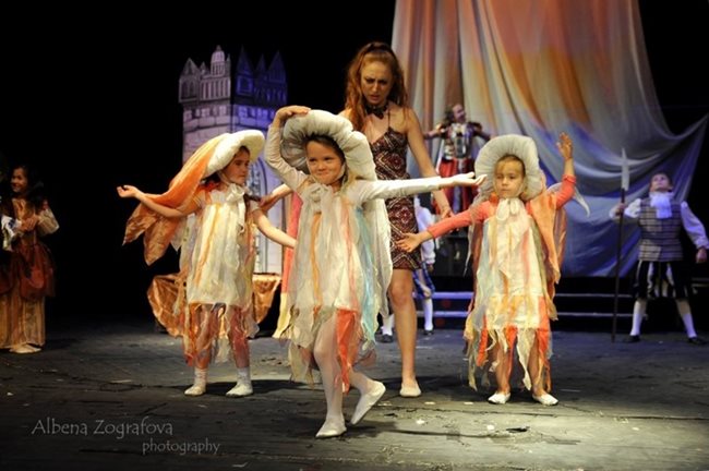"Трите феи и спящата красавица" е  мюзикъл на детска вокално-театрална формация „Таласъмче”, играе се в Младежкия театър.