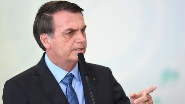 Бразилският президент Жаир Болсонаро е критикуван за политиките в областта на околната среда  - какъвто е случаят с вдигане на ограниченията при използване на пестициди Снимка GETTY IMAGES