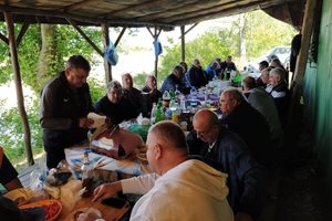Мъжете от най-богатото село разпънаха маса до самия бряг на Марица. 