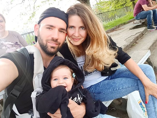 Месечков заедно със съпругата си Кремена и дъщеря им, които се разхождат из парка.