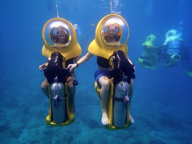 Подводният мотокрос не трябва да е самотно занимание. Уредът може да побере двама или трима души.