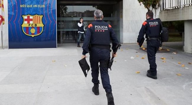 Полицията пристига в офисите на "Барселона"