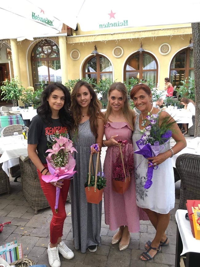 Сестрите Елена, Любомира, Мила и майка им Камелия
