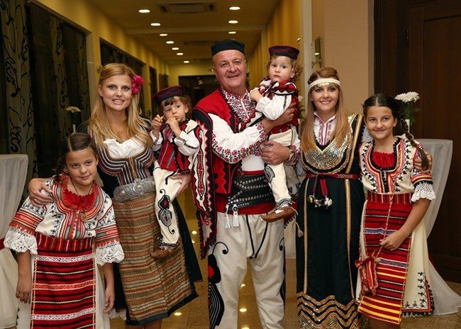 Стефан Шарлопов с цялото си семейство. Ева е от неговата лява страна Снимка: Всичко за семейството