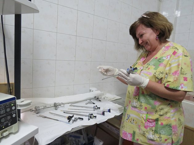 Медицинската сестра Петя Иванова подготвя ендоскопската техника.