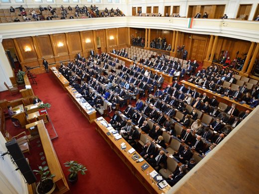 Депутатите заседават извънредно днес за приемане на бюджетите на ДОО и НЗОК