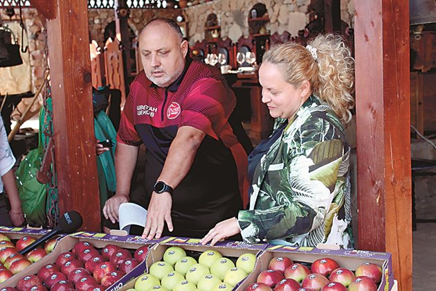 Заготовката на плодовете се извършва с помощта на най-нови технологии и апаратура