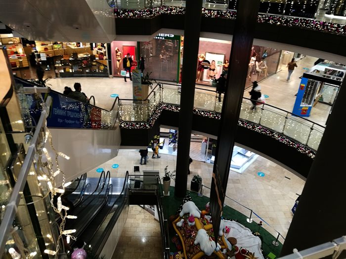Търговски център в България в очакване на пазаруващи за коледните празници. Тази година 22% от българите планират да похарчат по-малко за подаръци в сравнение с миналата година.

СНИМКА: РУМЯНА ТОНЕВА