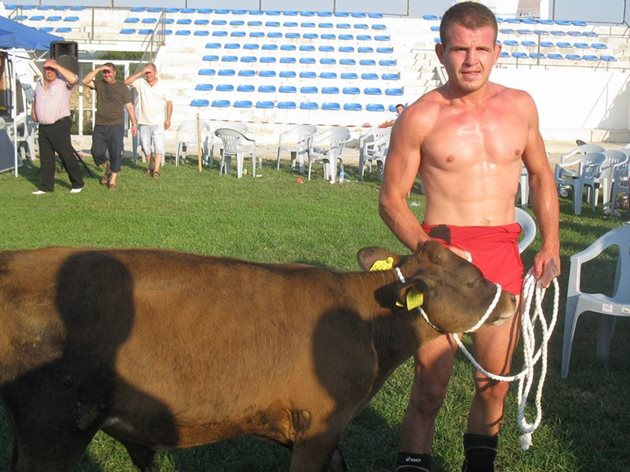 Борецът Шукрю Селим спечели теле с уменията си, но и той решил да вземе левовата равностойност, като го продал на стопанин от селото. Снимка АВТОРКАТА