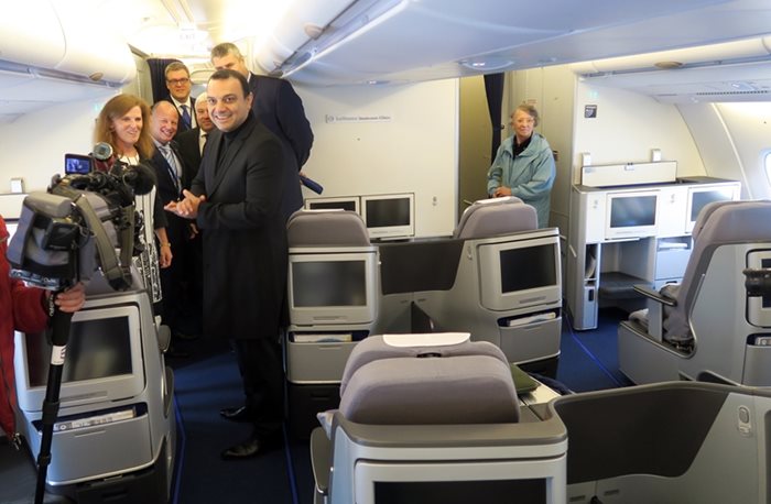 На борда на А380 се качи и министърът на транспорта Ивайло Московски.