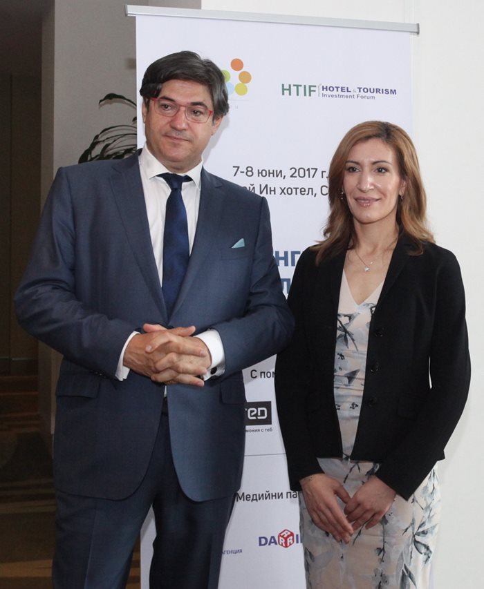 Председателят на Националния борд по туризъм Красимир Гергов с министър Николина Ангелкова след откриването на форума н София