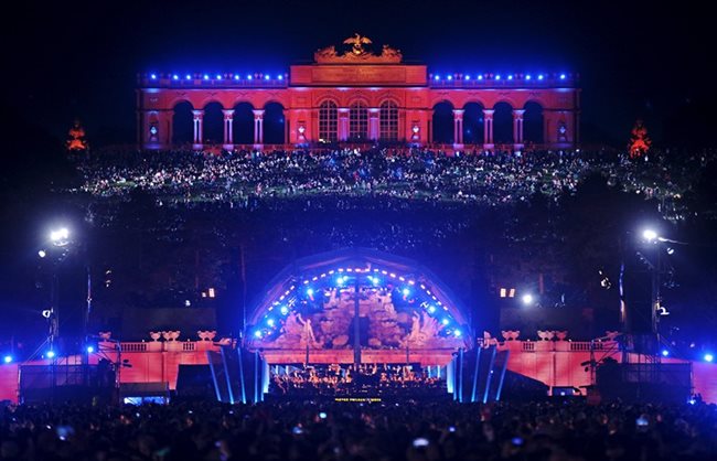 Виенската филхармония изпълнява безплатен летен концерт на сцена пред градината на двореца Шьонбрун